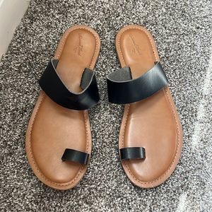 Universal Thread Size 9 sandals.